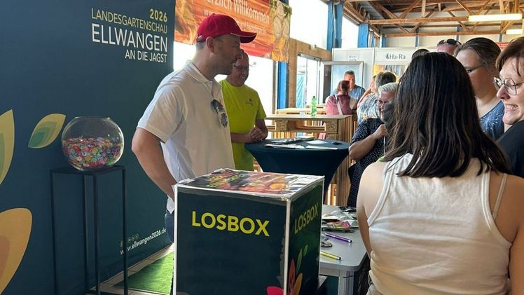 Stefan Powolny in der Pfarrgasse mit Moderator Timo Lämmerhirt und das Messe-Team in Nördlingen – die Mitarbeiter der Landesgartenschau hatten am vergangenen Wochenende viel zu tun und informierten zahlreiche Interessierte über diverse Neuigkeiten zur LGS. Bild: LGS Ellwangen. 