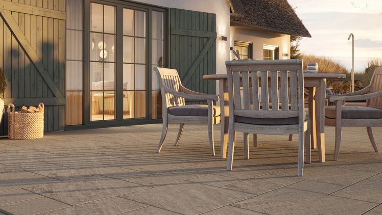 Mit der neuen Farbe schilfbeige bietet die Moments-Familie von FCN eine noch größere Bandbreite für die hochwertige Gestaltung von Terrassen und Wegen im Garten. Bild: Bild: F.C. Nüdling Betonelemente GmbH + Co. KG, Fulda.