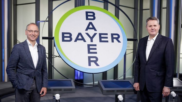 Prof. Dr. Norbert Winkeljohann (rechts), Aufsichtsratsvorsitzender, und Werner Baumann, Vorstandsvorsitzender der Bayer AG, begrüßen sich vor Beginn der Online-Hauptversammlung 2021. Bild: Bayer AG.