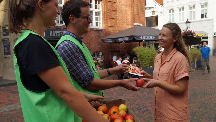 Einfach lecker! Äpfel aus der Region sind purer Genuss und dazu noch absolut umwelt- und klimafreundlich! Warum das so ist, können Sie am Samstag, den 4. September 2021, Ihre Obstbäuerin und Ihren Obstbauern direkt fragen. Denn im Rahmen einer bundeswe Einfach lecker! Äpfel aus der Region sind purer Genuss und dazu noch absolut umwelt- und klimafreundlich! Warum das so ist, können Sie am Samstag, den 4. September 2021, Ihre Obstbäuerin und Ihren Obstbauern direkt fragen. Denn im Rahmen einer bundesweiten Apfelverteilaktion wollen sie an diesem Tag auch in einer Stadt in Ihrer Nähe über die vielen Vorteile von heimischer Produktion informieren. Kommen Sie doch auf einen Apfel vorbei und genießen Sie mit! Bild: GMH.