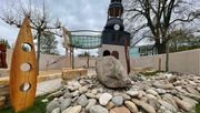 Als Hommage an die Stadt Bad Frankenhausen steht ein Kletterturm aus Robinienholz in der Mitte des Gartens. Bild: FGL.