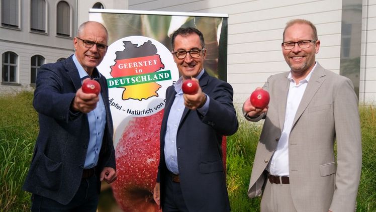 (v. l.) Jörg Hilbers, Geschäftsführer Fachgruppe Obstbau, Cem Özdemir, Bundesminister für Ernährung und Landwirtschaft, Dr. Christian Weseloh, Geschäftsführer Bundesvereinigung der Erzeugerorganisationen Obst und Gemüse e.V. Bild: BMEL.