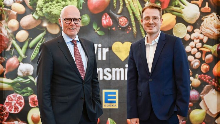 Marc Kuhlmann (rechts) wurde bei der 102. Generalversammlung der EDEKA Minden eG zum neuen Aufsichtsratsvorsitzenden gewählt und löst damit den bisherigen Aufsichtsratsvorsitzenden Stefan Ladage (links) ab. Bild: EDEKA Minden-Hannover/ Thomas Meinicke.