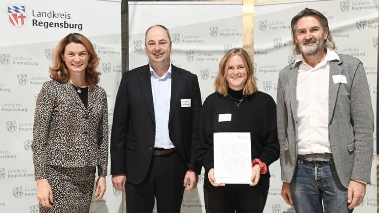 v.l.: Tanja Schweiger, Landrätin des Landkreises Regensburg, Karl Artinger, Geschäftsführer der Artinger GmbH & Co. KG, Susanne Gradl, Ausbildungsbeauftragte der Artinger GmbH & Co. KG, und Rudolf Graß, Bürgermeister der Gemeinde Obertraubling. Bild: H.C. Wagner.