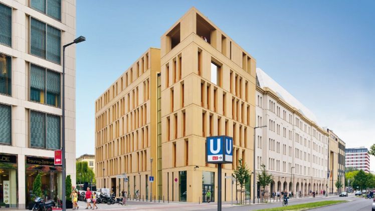 Straßenansicht des Bundesumweltministeriums nach Süden in der Stresemannstraße. Bild: Florian Profitlich.