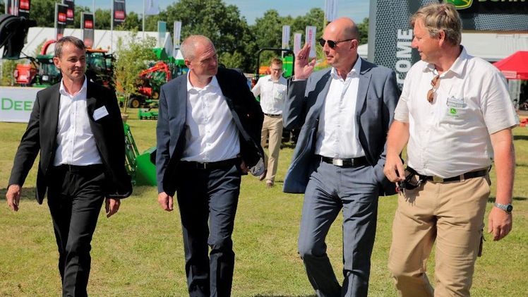 Unterwegs mit auf Europas größter Freilandmesse – VDMA-Geschäftsführer Dr. Bernd Scherer, Vizelandrat Udo Schilling, Minister Wolfgang Tiefensee und Martin Bäuerle aus dem Hause John Deere (v. l.). Bild: demopark.
