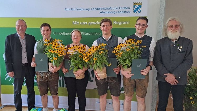 v.l.: Jürgen Widl bei der Auszeichnung von Andreas Neudecker, Maria Lohr, Sebastian Wiche und Marius Hartmann. Auch Tony Maier gratulierte zu ihren Erfolgen. Nicht dabei Lukas Kammermeier. Bild: Patrick Schmidt, VGL Bayern.