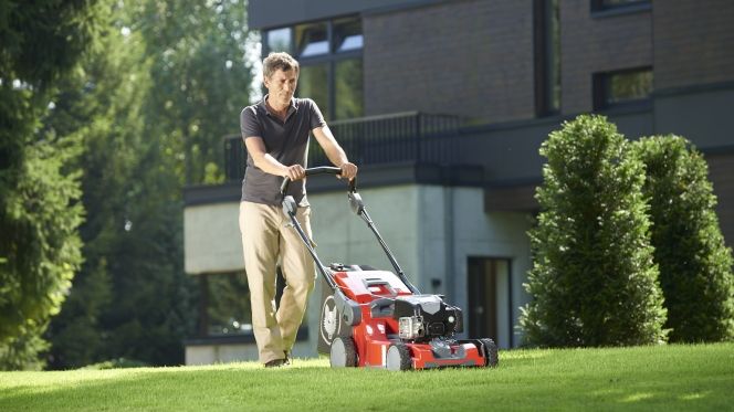 WOLF-Garten legt mit den EXPERT OMEGA Modellen die Messlatte für perfekte Mähergebnisse noch einmal höher.  Bild: WOLF-Garten. 