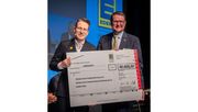 Marc Kuhlmann, Aufsichtsratsvorsitzender bei der EDEKA Minden-Hannover, übergibt den Spendenscheck an den Emder Oberbürgermeister Tim Kruithoff. Bild: EDEKA Minden-Hannover/Thomas Meinick.