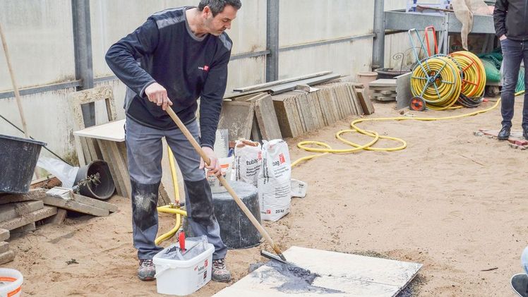 Rund die Hälfte der Zeit verbringen die Referenten und Teilnehmer des GaLaBauForums 2018 von tubag mit praktischen Vorführungen. Bild: tubag.