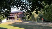 Aus dem Schatten der Bäume heraustretend, kann der Besucher der Landesgartenschau Oberhessen bei einer Runde durchs Gradierwerk eine frische Brise genießen. Bild: Lenz/LGS Oberhessen.