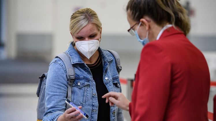 Mit dem digitalen Ticket und Covid 19-Impfzertifikat auf dem Handy kommen Besucher schnell und unkompliziert aufs Messegelände. Bild: Messe Frankfurt.