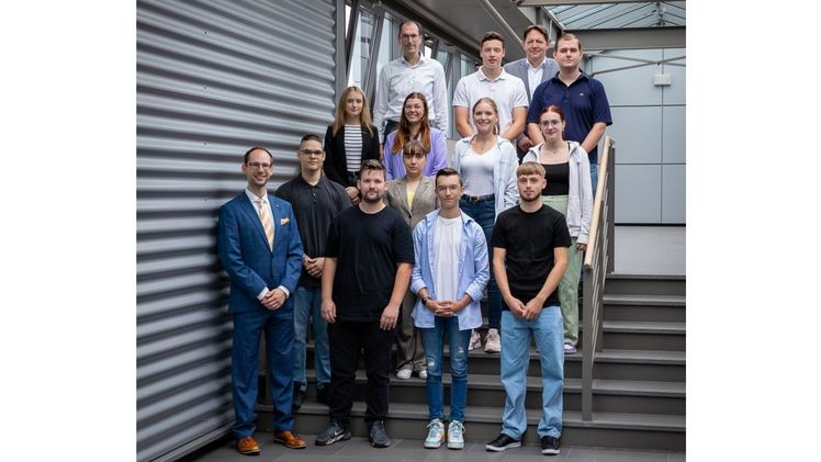 1. Reihe v. l.: Florian Doering (Ausbildungskoordinator), Leon Finta, André Nannen, Olena Schnieder, Tobias Dramski, Benito Schmidt; 2. Reihe v. l.: Wiebke Robbe, Lou Jean Schmitz, Lisa Berghs, Leonie Geerkens; 3. Reihe v. l.: Carsten Tovenrath (Leiter Personalentwicklung), Jan Diepers, Carsten Bönig (Vorstand Landgard eG), Lars Tockook. Bild: Landgard. 