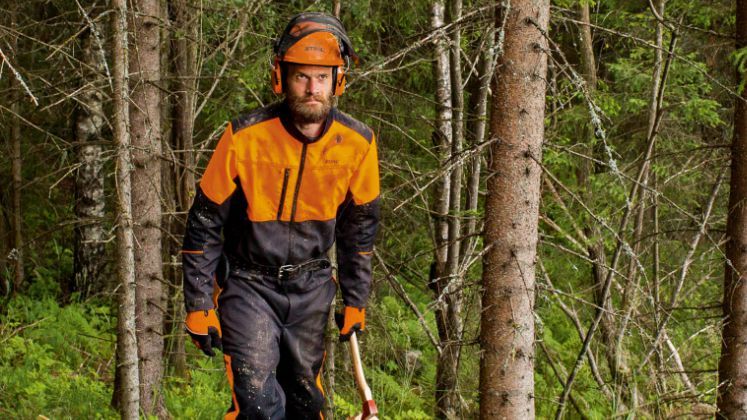 Das atmungsaktive Ventilationsmaterial des Waldarbeiteranzugs FUNCTION Universal von STIHL bietet eine gute Belüftung bei schweißtreibender Arbeit. Bild: STIHL.