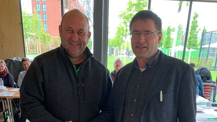 Karsten Hain gratuliert dem neuen Ausschussvorsitzenden Gartenschauen Marko Vogt zur Wahl als Vorsitzenden. Bild: FGL.