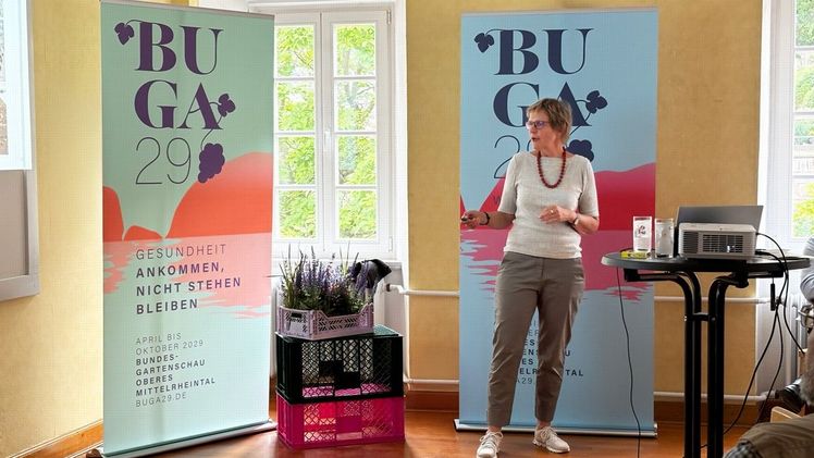 Bettina Jaugstetter erläutert die Planungen. Bild: BUGA29/Neumann.