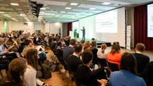 Voller Saal beim Weltkongress Gebäudegrün: Über 700 Teilnehmende zählte die internationale Veranstaltung. Bild: Bundesverband GebäudeGrün e.V.