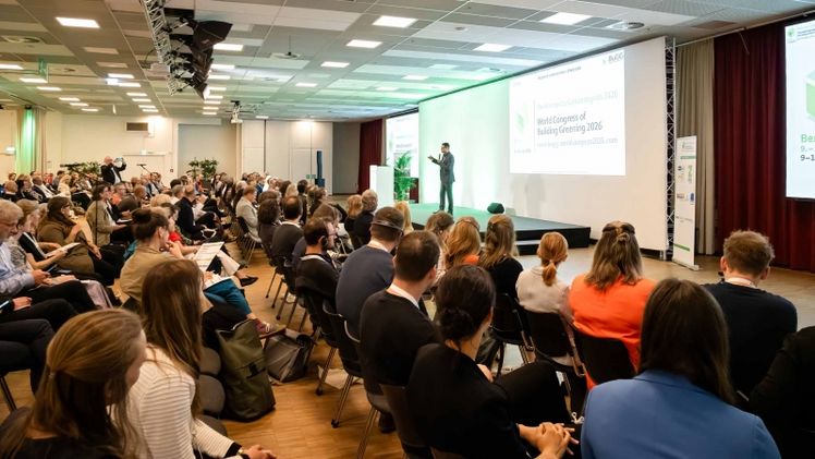 Voller Saal beim Weltkongress Gebäudegrün: Über 700 Teilnehmende zählte die internationale Veranstaltung. Bild: Bundesverband GebäudeGrün e.V.
