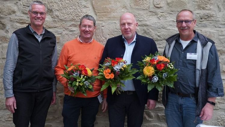 Matthias Küppers (l.) gratuliert als Azerca-Vorsitzender den erneut gewählten Vorstandsmitgliedern (v.l.) Dieter Boland, Manfred Rieke und Helmut Hiedl. Bild: Azerca/ Banse.