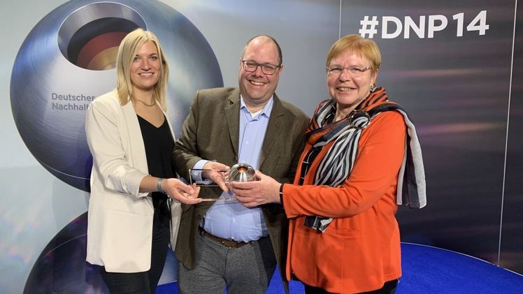 Meike Arndt (links), Karin Schaffer und Heribert Wettels von Gardena nahmen den Preis in Düsseldorf entgegen. Bild: GARDENA.