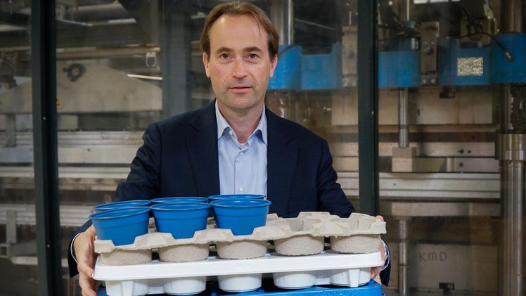 Jan Willem Wieringa hält D-Grade®Fibre und recycelte Kunststoffschalen. Bild: Desch Plantpak.