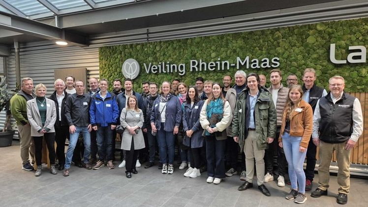 Die Besuchergruppe im großzügig begrünten Foyer der Veiling Rhein-Maas. Bild: Agrobusiness Niederrhein e.V..