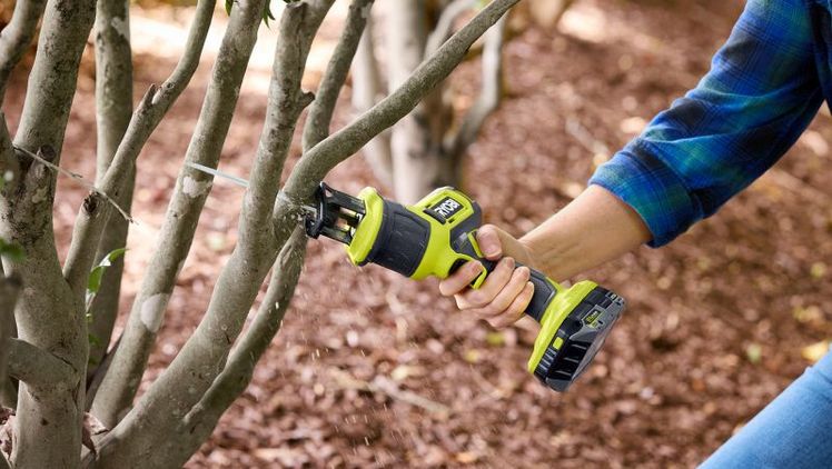 Das handliche Werkzeug eignet sich für schnelle Schnitte in der Werkstatt ebenso wie für Arbeiten im Garten, etwa beim Gehölzschnitt. Bild: Ryobi.