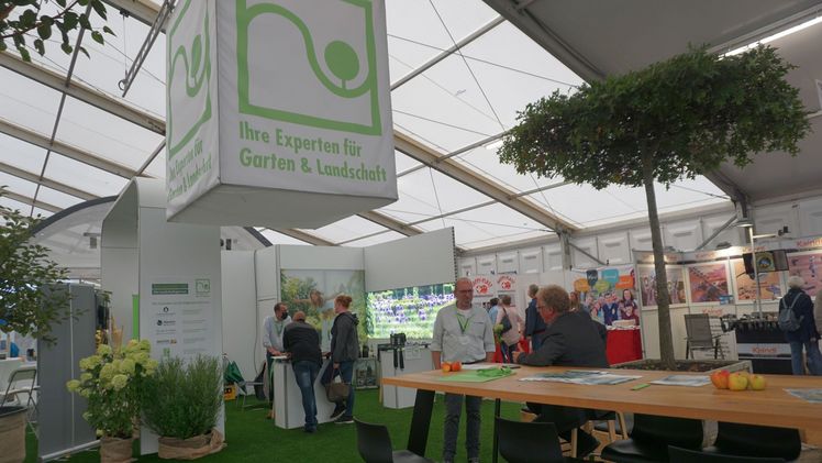 Echte Bäume bildeten den Rahmen des 100 Quadratmeter großen Messestandes. Bild: Kottich.