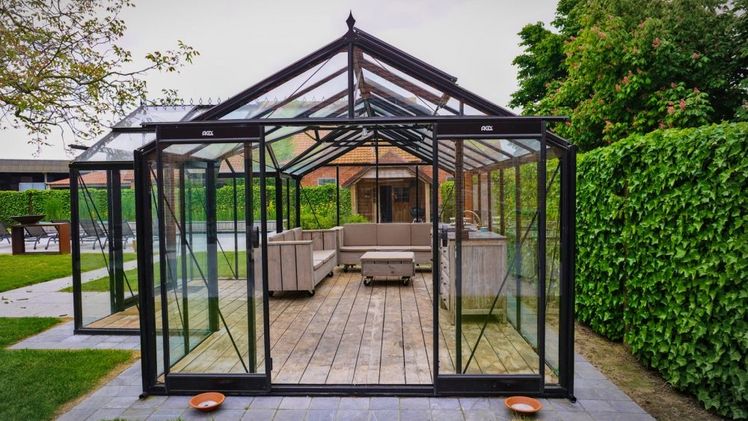 Wer für die Konstruktionen der ACD®-Gewächshäuser mehr als puren Aluminium-Look wünscht, wählt die Standardfarbe Schwarz. Foto: BOMA-ACD.