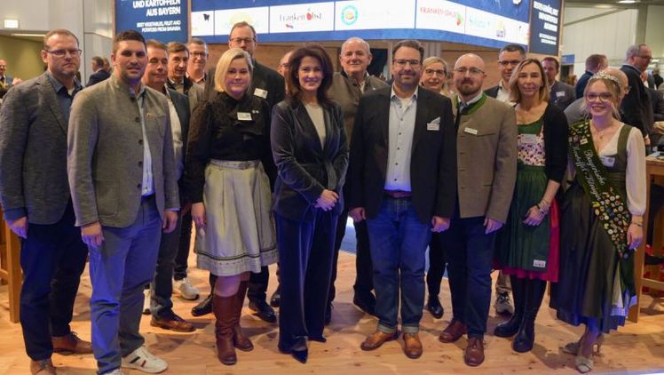 Bayerns Landwirtschaftsministerin Michaela Kaniber zusammen mit bayerischen Erzeugern und Händlern am Gemeinschafts-Bayernstand der FRUIT LOGISTICA in Berlin. Bild: © Pia Regnet/StMELF.