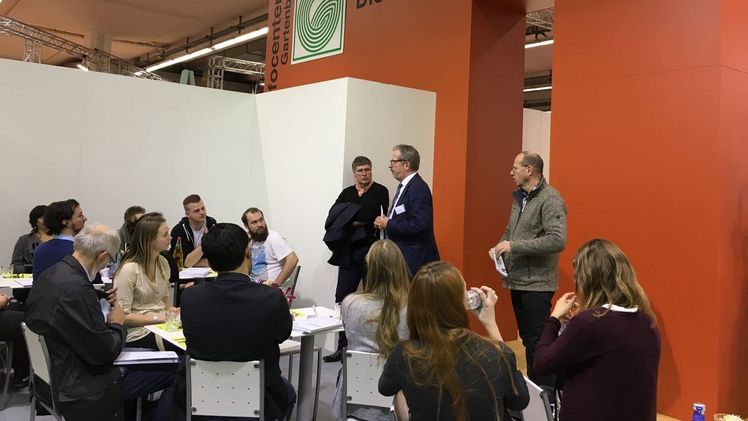 Am Stand des ZVG stellte Franz Jäger die Facharbeit des Verbandes anschaulich dar. Bild: ZVG.