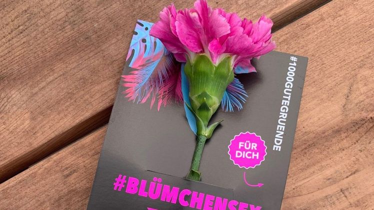 Mit Blumenhaarkränzen und Verantwortungsübernahme unter dem #BLÜMCHENSEX durch die Landgard Initiative. Bild: „Blumen – 1000 gute Gründe“.