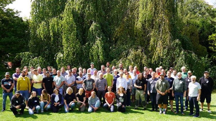 Baumpflegerinnen und Baumpfleger sind für den Erhalt von Bäumen in Kommunen unerlässlich. Auf der diesjährigen Tagung des Fachverbandes Baumpflege in Grünberg bildeten sie sich wieder fort. Bild: Tina Banse.