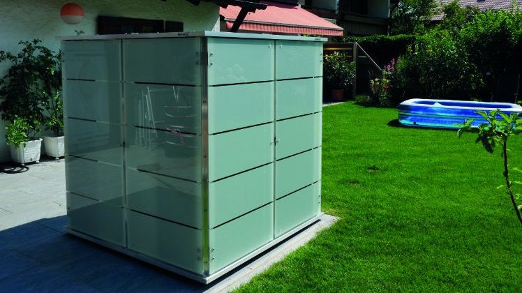Mit einer Kantenlänge von nur 158 cm (B x T x H) ist der Gartenschrank PURE ein kleines Gartenhaus mit individualisierbarer Inneneinteilung, das ein absolutes Highlight in jedem Garten darstellt. Bild: @Garten[Q].