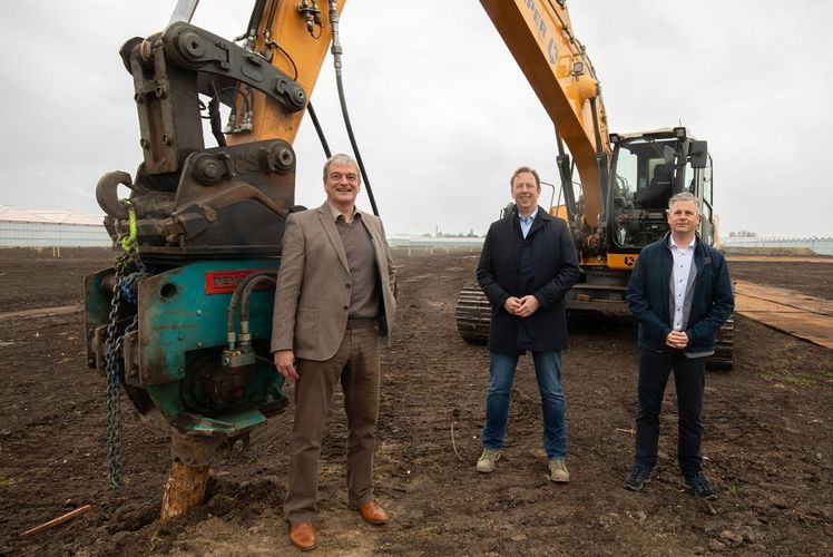 Im Rahmen einer angemessenen Feier wurde am 29. April der erste Pfahl des Gewächshauskomplexes in den Boden gerammt.  Bild: HilverdaFlorist. Im Rahmen einer angemessenen Feier wurde am 29. April der erste Pfahl des Gewächshauskomplexes in den Boden gerammt.  Bild: HilverdaFlorist.