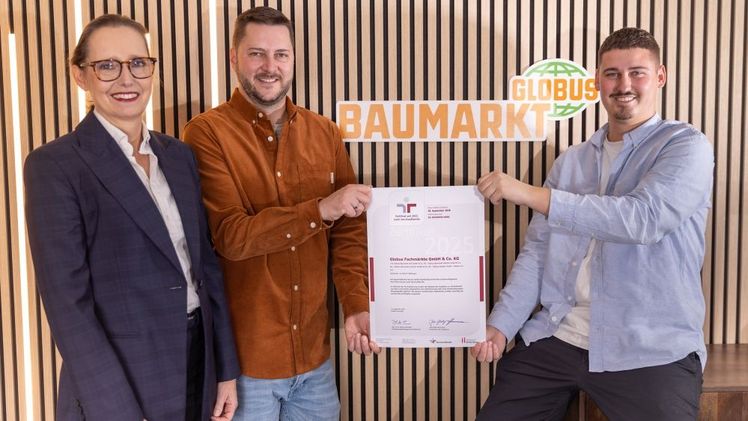 Große Freude über die Rezertifizierung „audit berufundfamilie“ für alle 90 Globus Baumärkte in Deutschland und Luxemburg und die Unternehmenszentrale im saarländischen Völklingen (von links): Anja Göritz (Leiterin Personalmanagement und Arbeitsrecht bei Globus Baumarkt) mit ihrem Team Yann Haßler und Jonathan Fuss (beide Referenten Employer Branding und Mitarbeiterservice bei Globus Baumarkt), die das Thema Vereinbarkeit von Beruf und Familie engagiert betreuen. Bild: Globus Baumarkt.