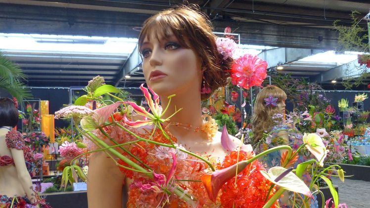 Ein echtes Miami Vice Girl in Blumenpose - gestaltet von  Floristinnen aus dem Bildungszentrum Floristik. Bild: DBG.