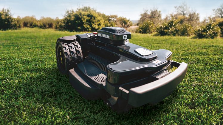 Der innovative NEXT TECH LX6 RTK mäht Rasenflächen von bis zu 10.000 Quadratmetern und benötigt keinen Begrenzungsdraht. Bild: Rumsauer.