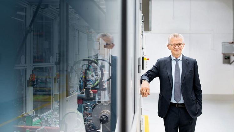 STIHL Vorstandsvorsitzender Dr. Bertram Kandziora in der STIHL Akku-Fertigung in Waiblingen: Die STIHL Gruppe erzielte 2020 ein weltweites Absatz- und Umsatzplus. Die höchsten prozentualen Wachstumsraten verzeichnete das Unternehmen im Akku-Segment. 