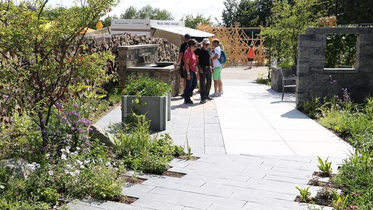 Ein außergewöhnliches Zusammenspiel präsentiert die Karl Bachl Betonwerke GmbH & Co. KG in ihrem Ideengarten „Natur und Beton“. Bild: Jochen Henning, VGL Bayern.  Ein außergewöhnliches Zusammenspiel präsentiert die Karl Bachl Betonwerke GmbH & Co. KG in ihrem Ideengarten „Natur und Beton“. Bild: Jochen Henning, VGL Bayern.