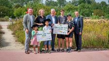 Wolfgang Mayrhofer, Roswitha Wolf, Anton Kasser und Peter Obricht mit den Kindern Lilia und Philip sowie den Jugendlichen Illia und Tamila. Bild: © „Natur im Garten" / J. Ehn.