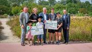 Wolfgang Mayrhofer, Roswitha Wolf, Anton Kasser und Peter Obricht mit den Kindern Lilia und Philip sowie den Jugendlichen Illia und Tamila. Bild: © „Natur im Garten" / J. Ehn.