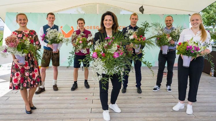 Bayerns Landwirtschaftsministerin Michaela Kaniber ehrt die Ausbilder von morgen – Meisterpreise für Gärtnerinnen und Gärtner. Foto: Hauke Seyfarth / StMELF.