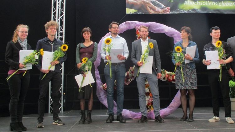 Die freigesprochenen Gärtnerinnen und Gärtner der Fachrichtungen Gemüsebau, Staudengärtnerei und Zierpflanzenbau bei der Zeugnisübergabe im Park der Gärten in Bad Zwischenahn. Bild: von Aswege/Landwirtschaftskammer Niedersachsen.
