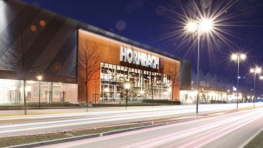 Die Hornbach Bau- und Gartenmärkte unterstützen in Form von speziellen Hochwassernachlässen sowie mit Material- und Sachspenden für gemeinnützige Institutionen. Bild: Hornbach.