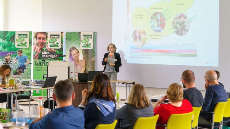 Christine Uhlmann, Sinus Institut, zeigte an Hand von aktuellen Marktforschungsergebnissen die Denkweisen der Jugendlichen von heute auf. Bild: GMH. Christine Uhlmann, Sinus Institut, zeigte an Hand von aktuellen Marktforschungsergebnissen die Denkweisen der Jugendlichen von heute auf. Bild: GMH.