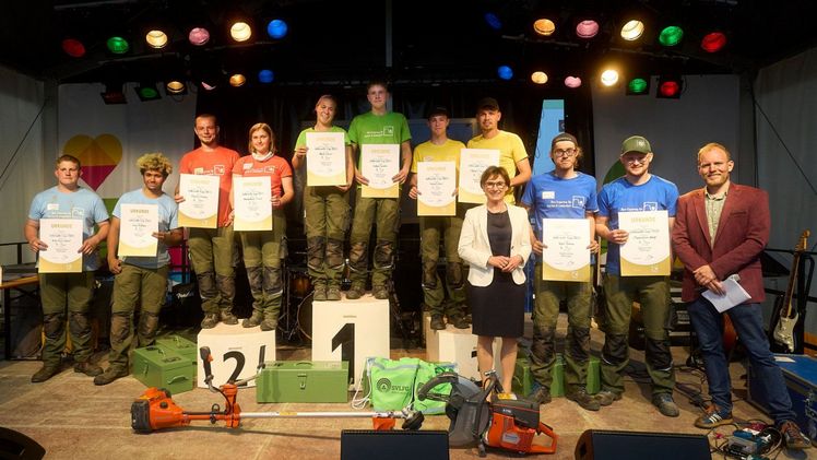 Alle fünf Teams des Zollernalb-Cups mit den drei Erstplatzierten auf dem Treppchen. (Ganz rechts: Regionalvorsitzender Markus Hagg-Moser, vierte von rechts, vordere Reihe: Sabine Kurtz, Staatssekretärin MLR). Bild: Sven Falk/VGL.