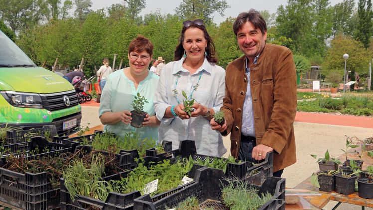 Christa Lackner/Geschäftsführerin „Natur im Garten“, Stadträtin Eva Koloseus und Franz Gruber/Geschäftsführer DIE GARTEN TULLN. Bild: © „Natur im Garten“ / G. Baum.