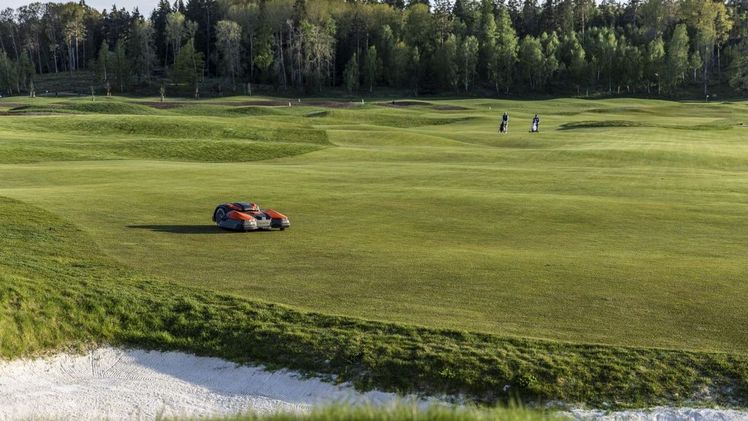 Husqvarnas Robotermäher eignen sich hervorragend für die Pflege von Golfplätzen und großen Grünflächen, da sie eine kosteneffiziente Möglichkeit zur Landschafts- und Rasenpflege bieten. Bild: Husqvarna. Husqvarnas Robotermäher eignen sich hervorragend für die Pflege von Golfplätzen und großen Grünflächen, da sie eine kosteneffiziente Möglichkeit zur Landschafts- und Rasenpflege bieten. Bild: Husqvarna.