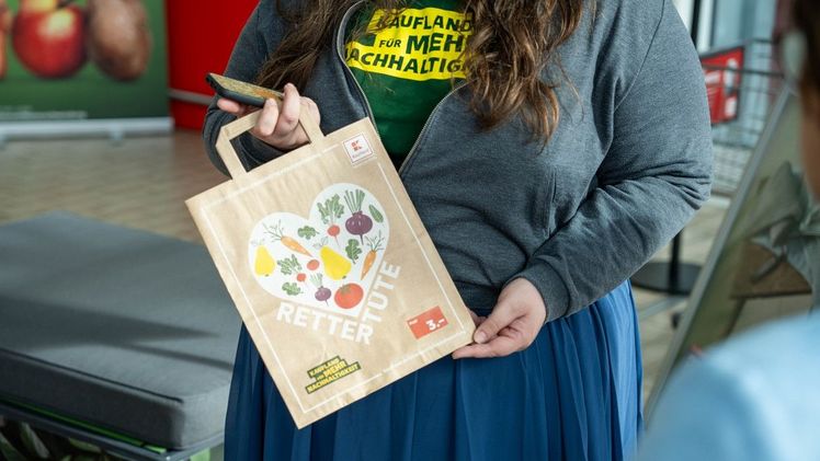 Die Rettertüten werden prall gefüllt mit bis zu fünf Kilo an Obst und Gemüse und sind für jeweils drei Euro erhältlich. Bild: Kaufland.